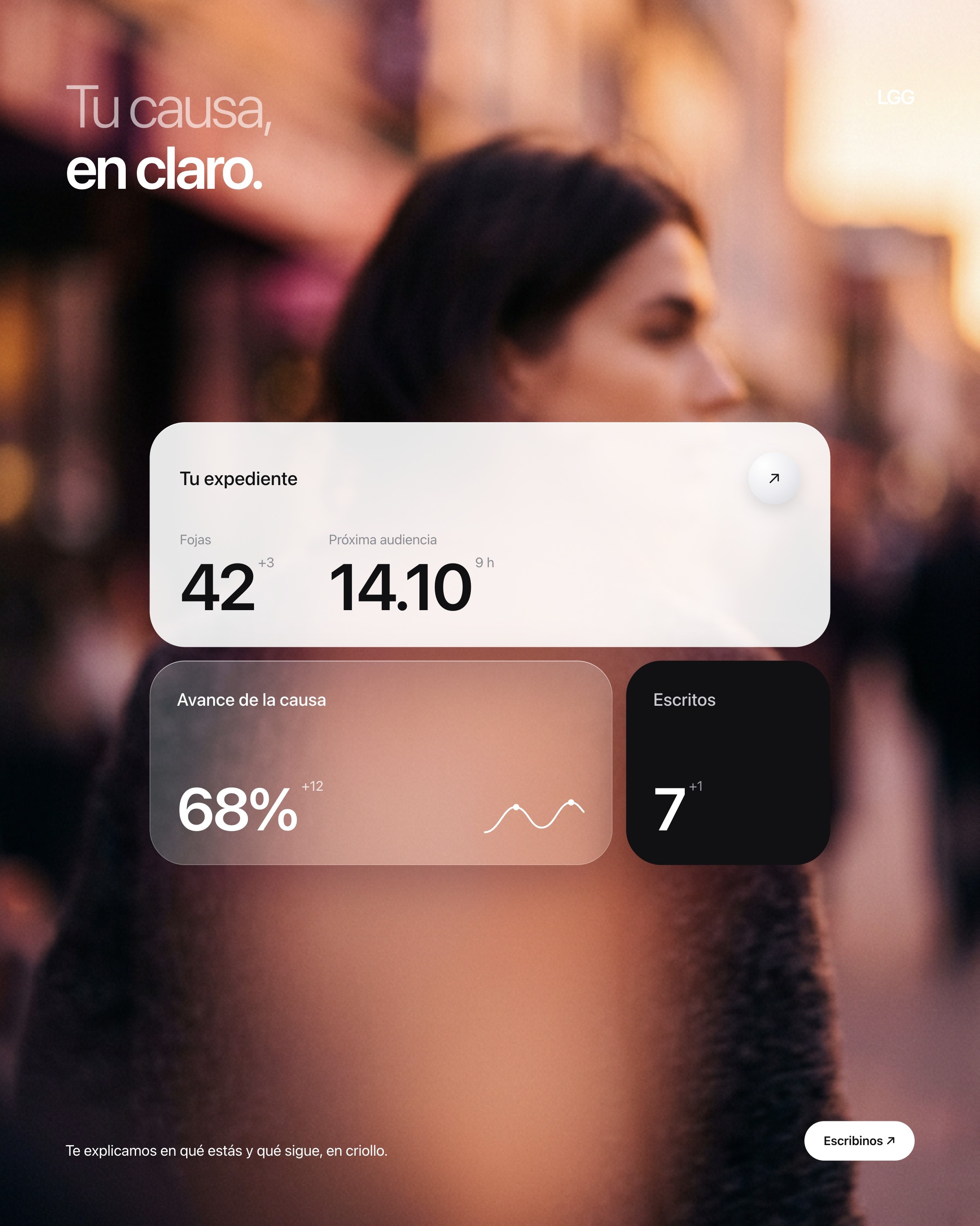 Frosted glass portal cards over a soft focus portrait of a woman on a street at sunset, under the line Tu causa, en claro.